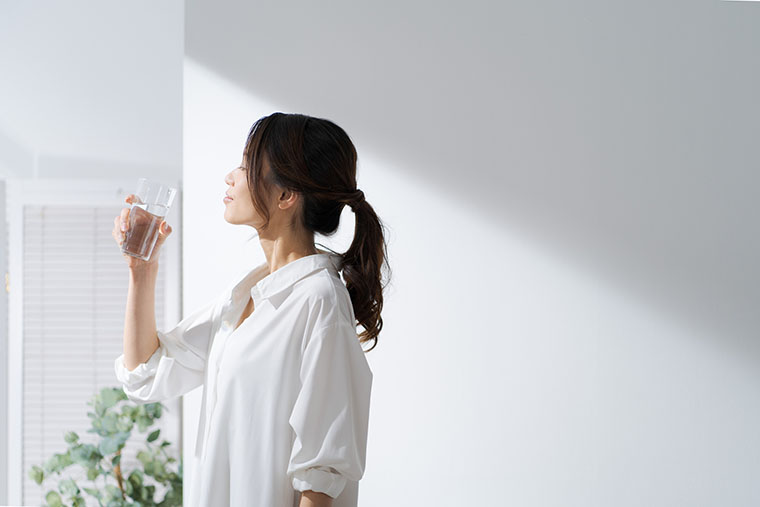 水を飲む女性