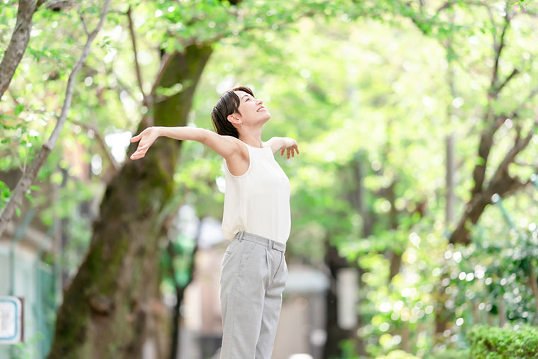 のびをする女性