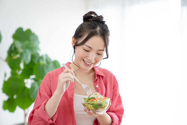 サラダを食べる女性