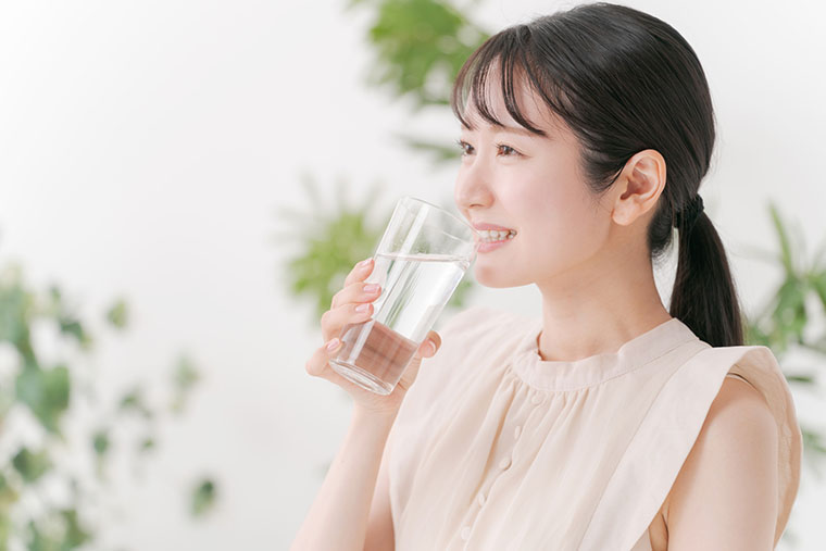 水を飲む女性