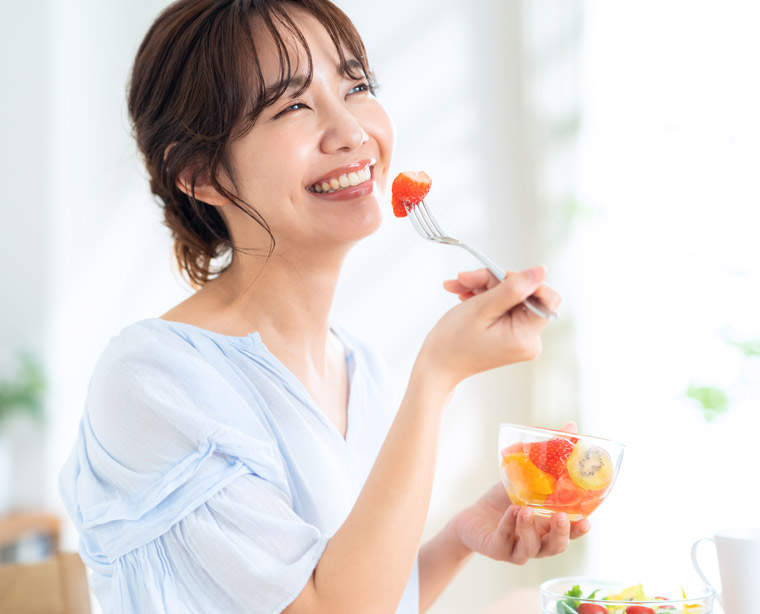 栄養を摂る女性
