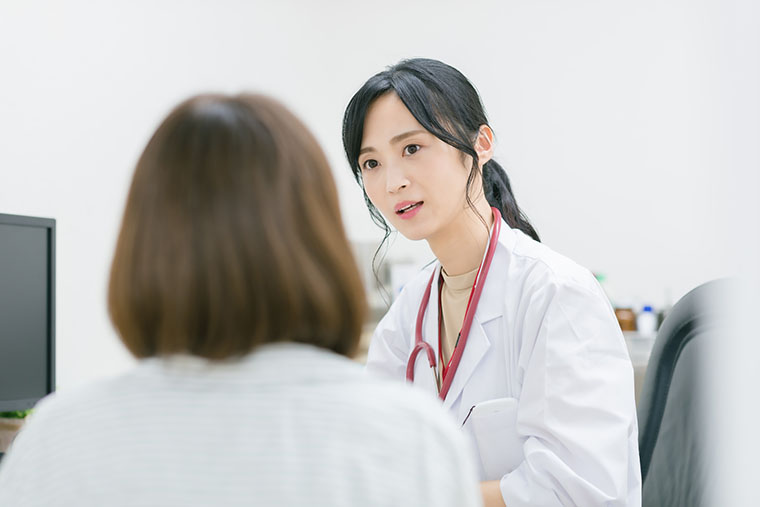 診察を受ける女性