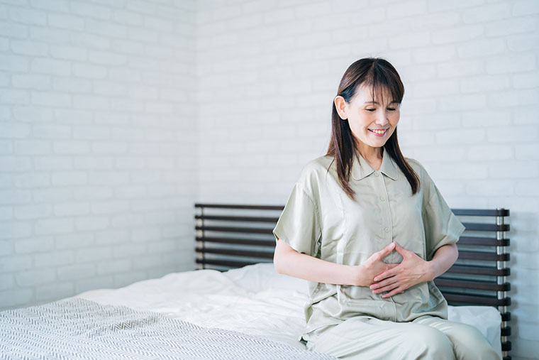 腹式呼吸をする女性