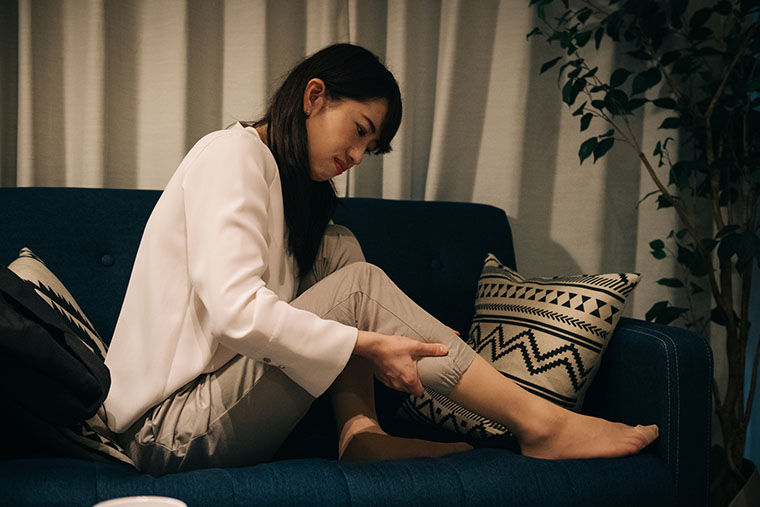 足のむくみに悩む女性