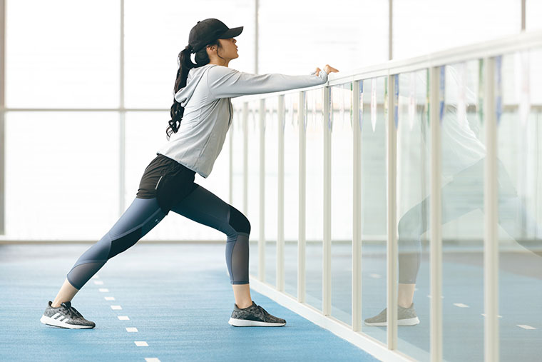 ストレッチする女性