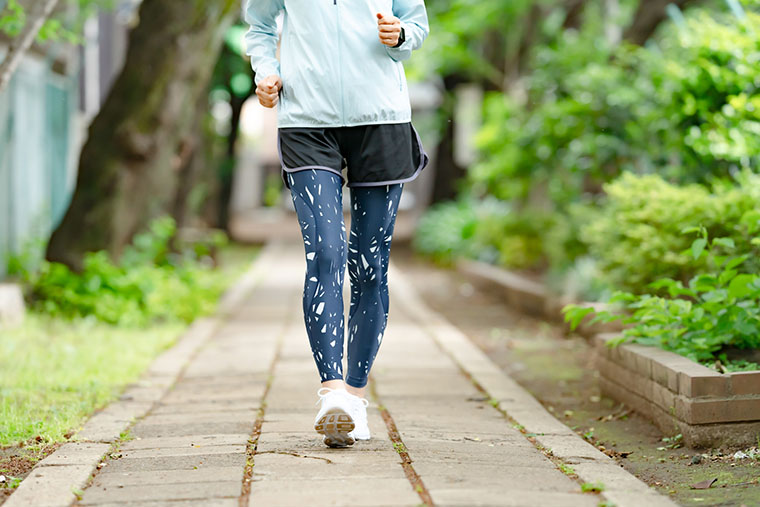 ウォーキングする女性の足元