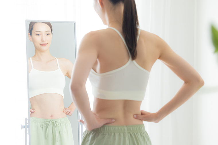 鏡を見る女性