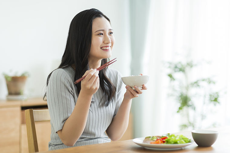 食事をする女性