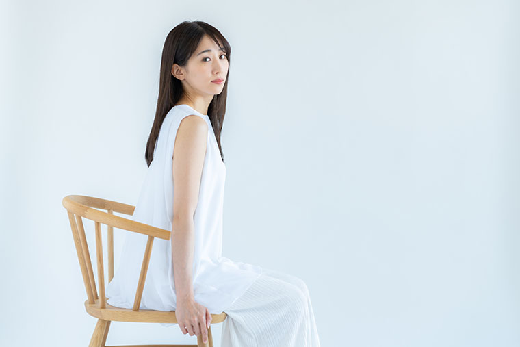 椅子に座る女性