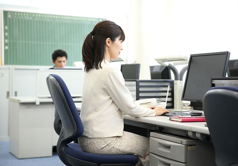 姿勢よく座っている女性