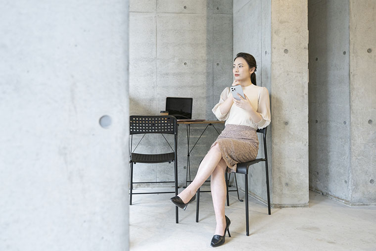 足を組む女性