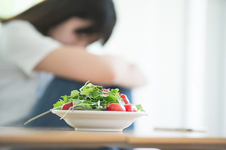 食事を我慢する女性