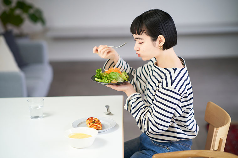 食事をする女性