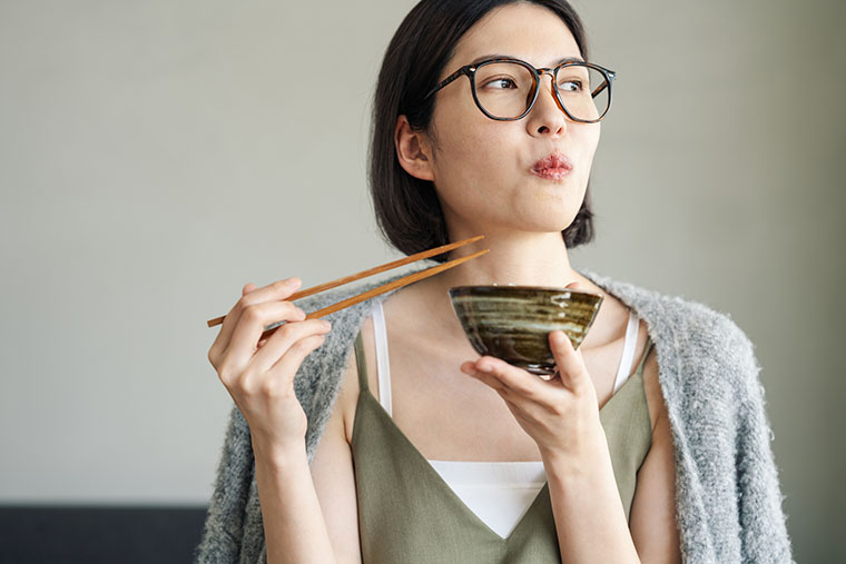 食事をする女性