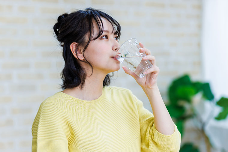 水を飲む女性