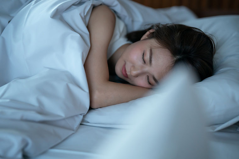 眠る女性