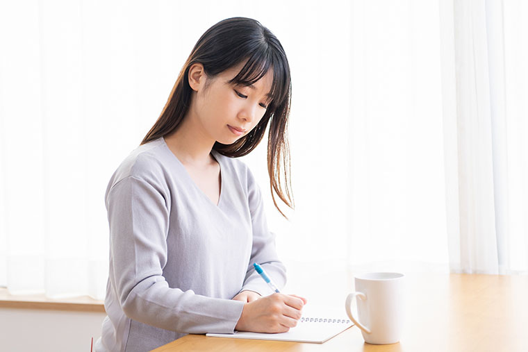ノートに記録をとる女性
