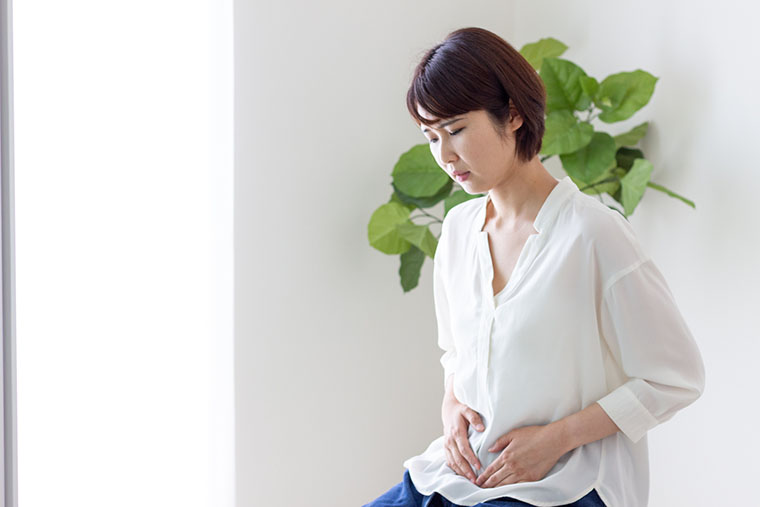 便秘に悩む女性