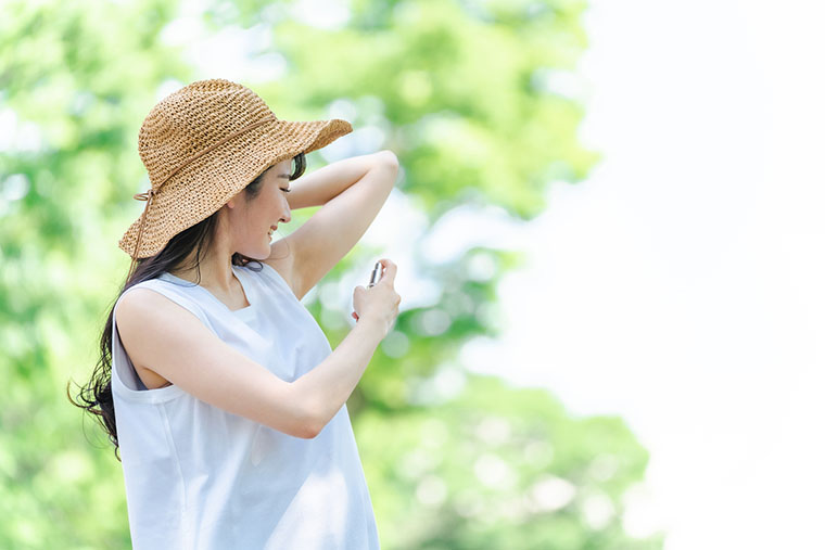 汗のケアをする女性