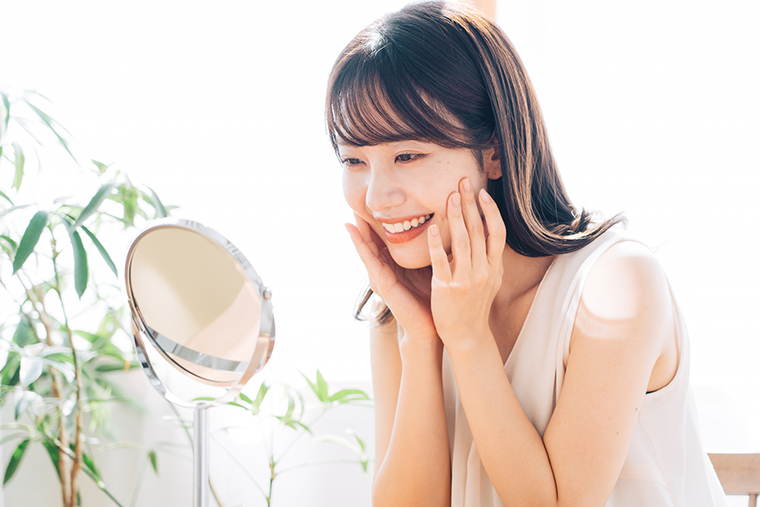 鏡を見る女性