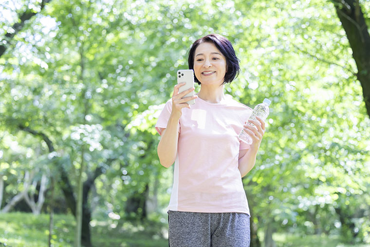 スマホを見る女性