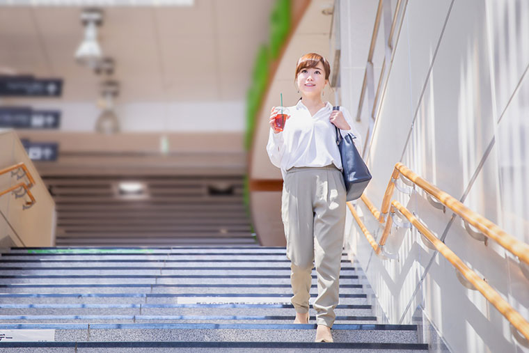 階段を歩く女性