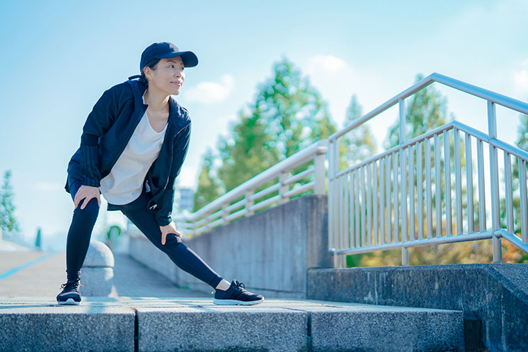 ストレッチする女性