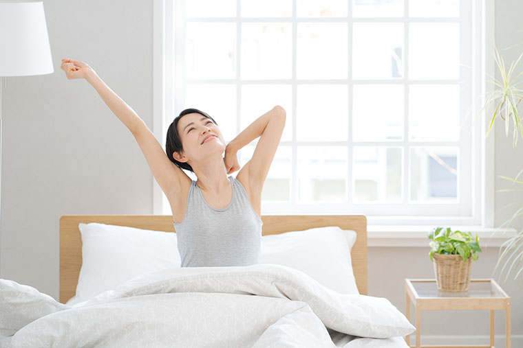 のびをする女性