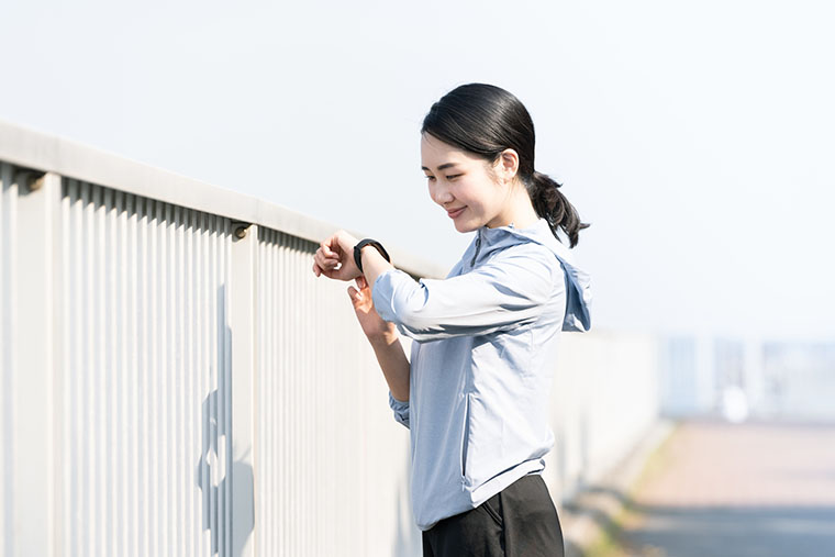 歩数をチェックする女性