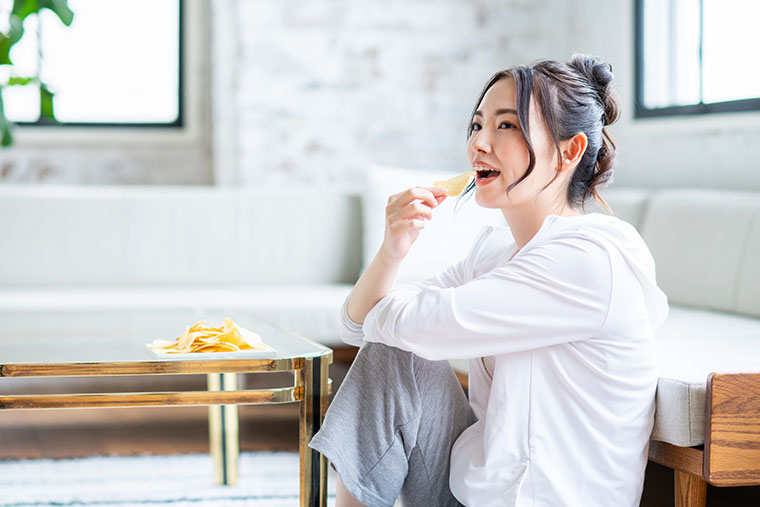 ポテチを食べる女性