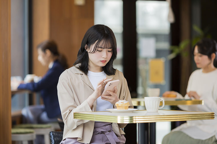 下を向いてスマホを使う