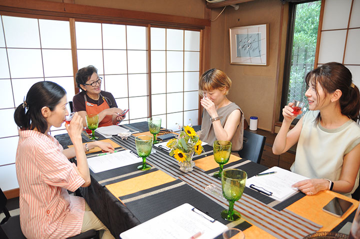 薬膳茶を飲みながら楽しく座学を受けるアンバサダーさんたち