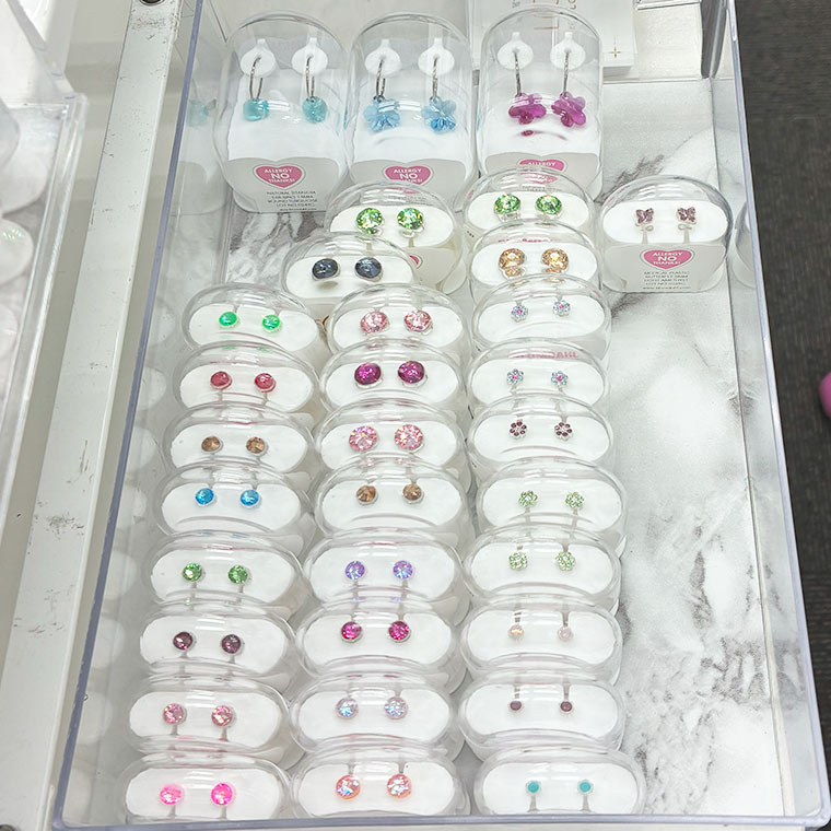 医療用プラスチック製のピアス