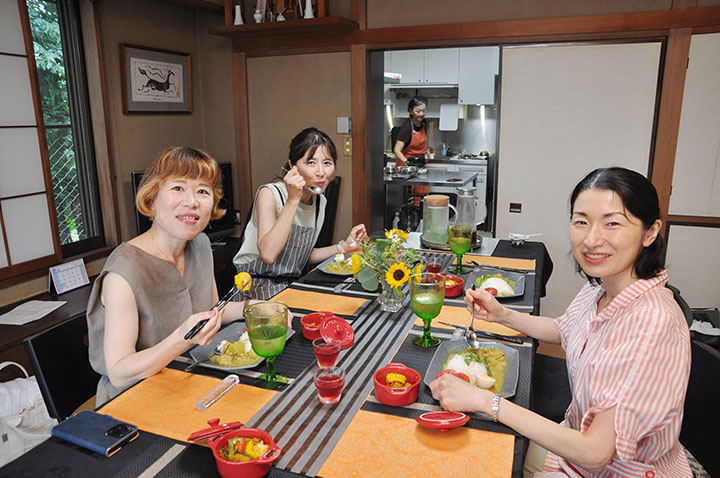 薬膳料理を食べて笑顔のアンバサダーさんたち