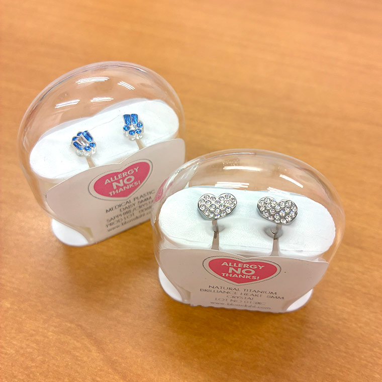 ブロムダールの純チタン製のピアスと医療プラスティックピアス