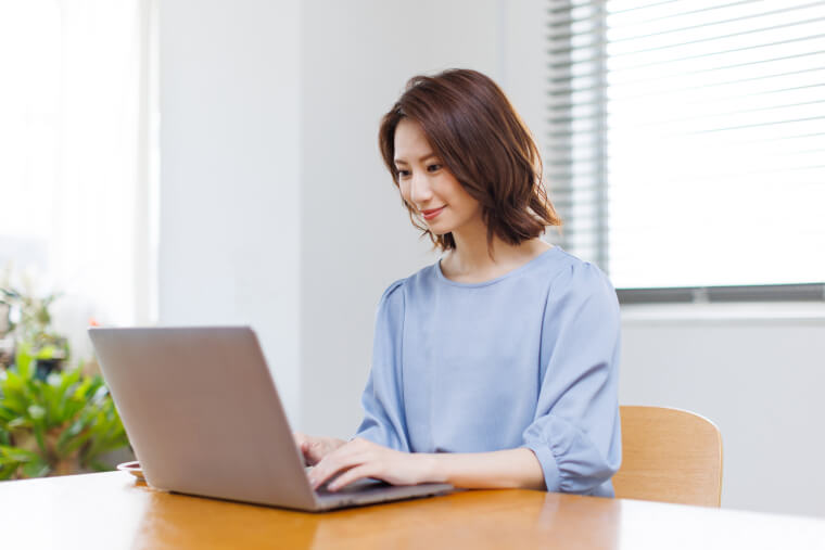 デスクワーク中の女性
