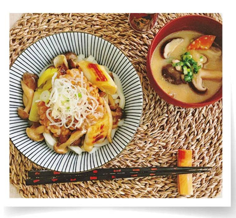 鶏ときのこのうどん・きのこのみそ汁
