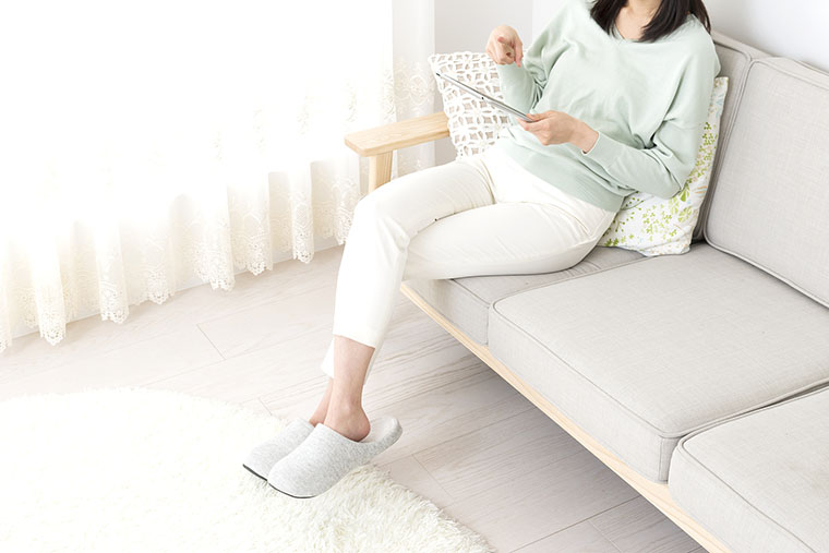 足を組む女性