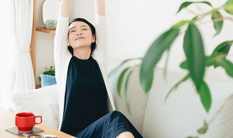 伸びをする女性