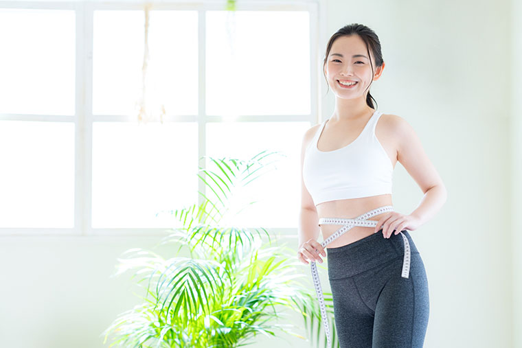 メジャーでウエストを測る女性