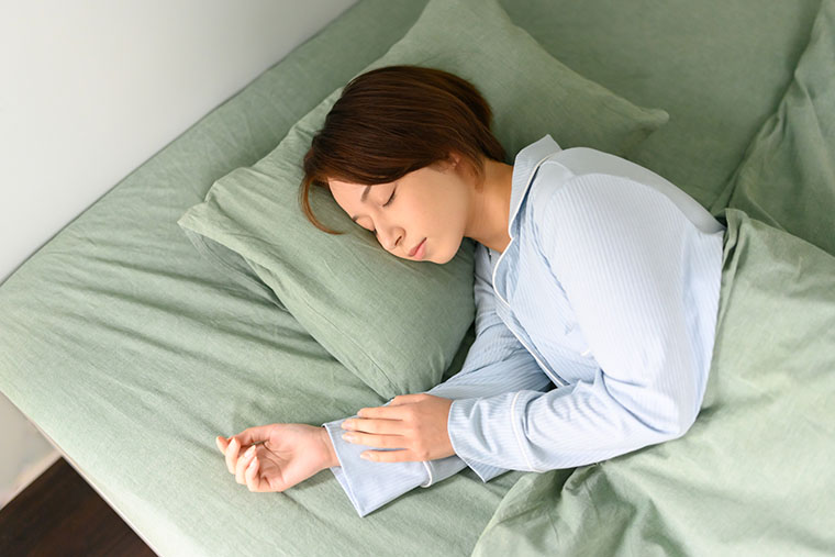 眠る女性