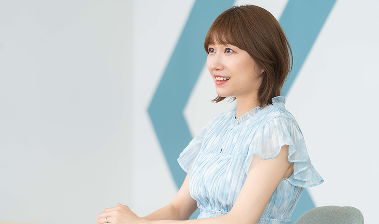 インタビューを受けるCinDyさん