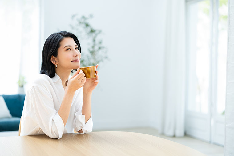 コーヒーを飲む女性
