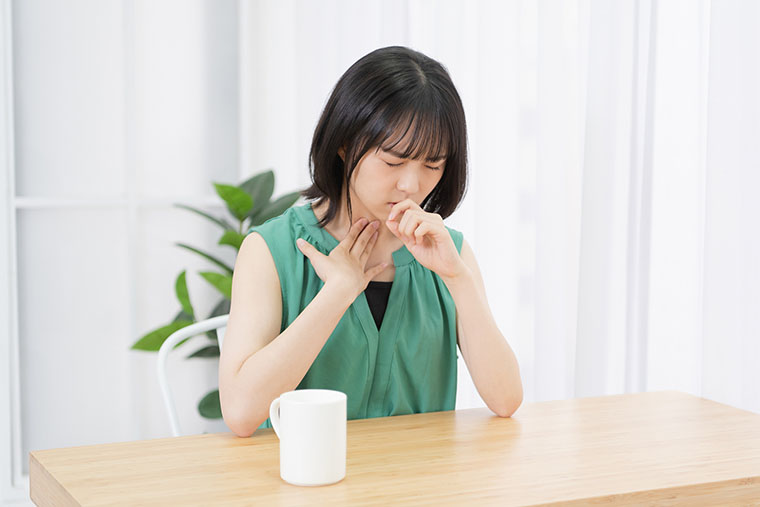 体調が悪い女性