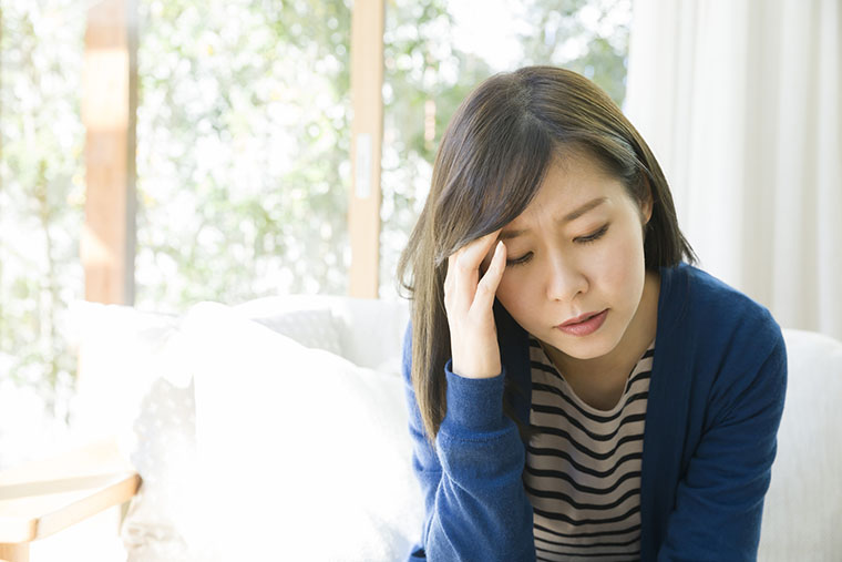 頭痛に悩む女性