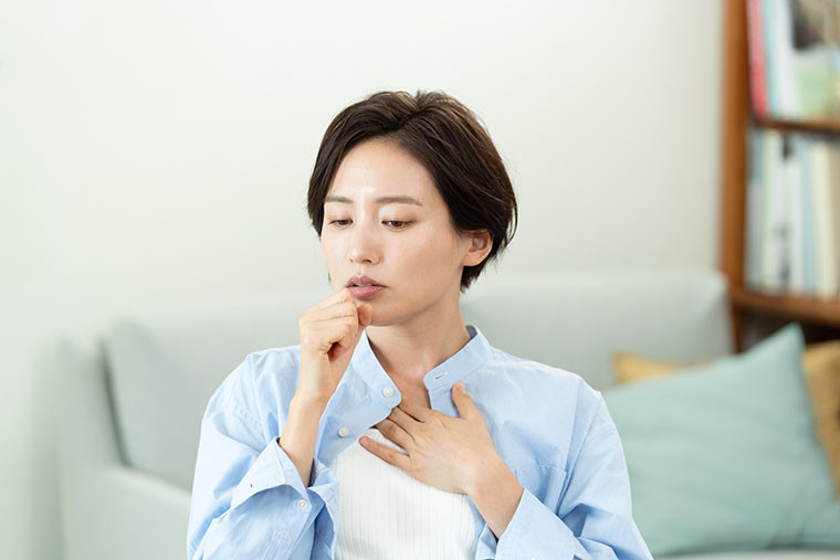 体調が悪い女性