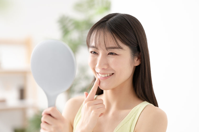 鏡を見る女性