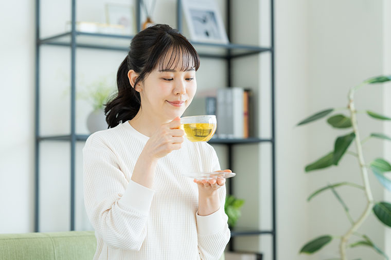 お茶を飲む女性