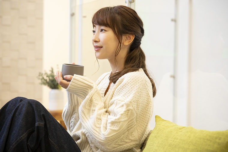コーヒーを飲む女性