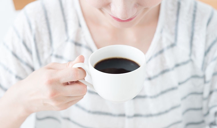 コーヒーを飲む女性